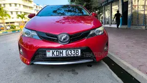 Toyota Auris 2015 Red