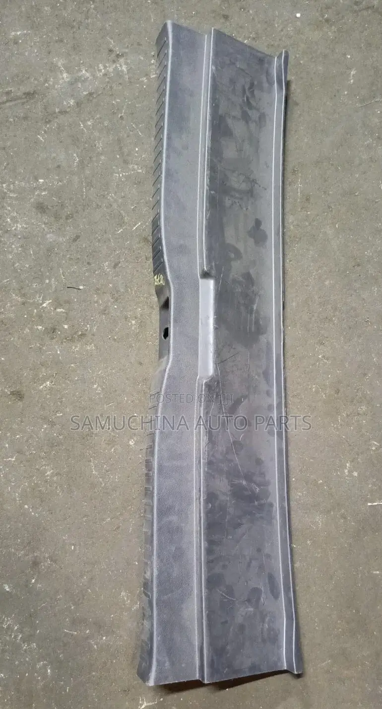 Boot Garnish Toyota Wish Zge20 2013