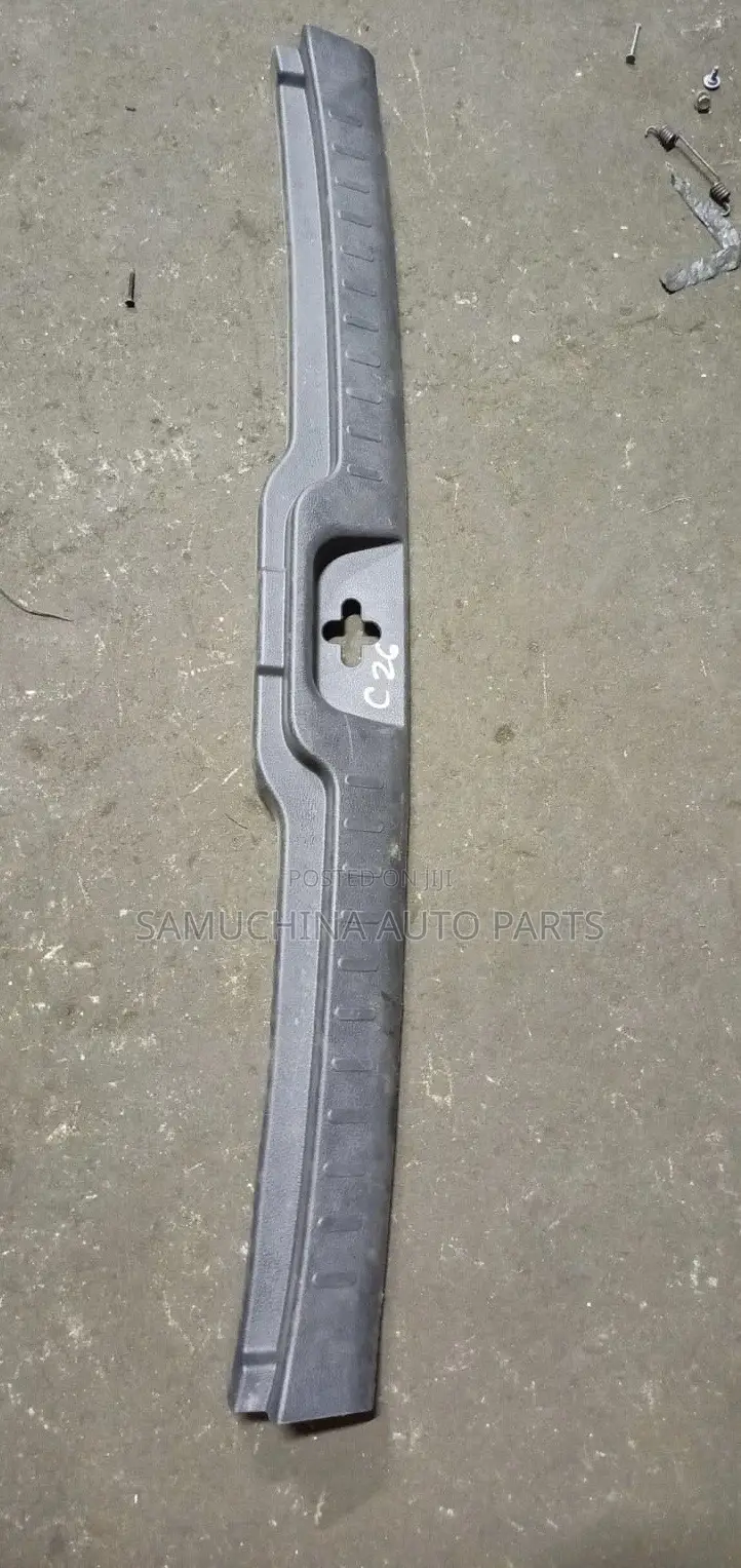 Boot Garnish Nissan Serena C26