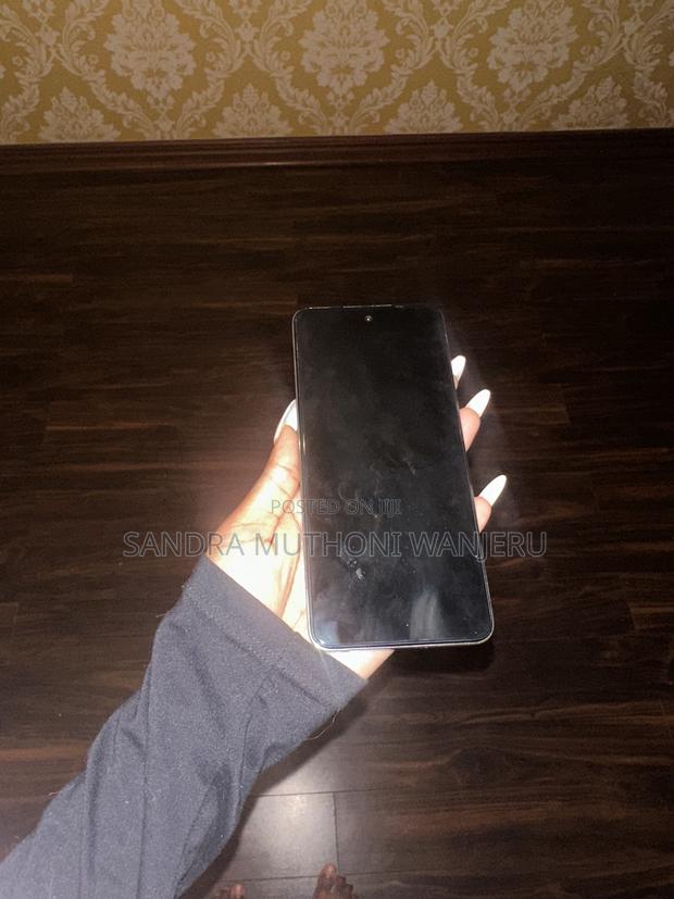 Infinix Hot 40i 128 GB Yellow - thumbnail 2