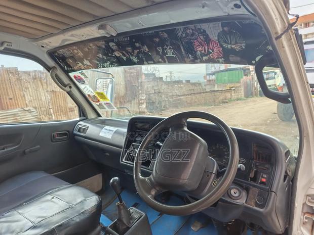 Toyota HiAce 2002 White - thumbnail 11