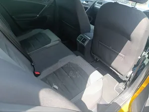 Volkswagen Golf 2019 Yellow