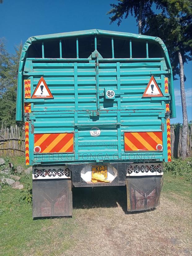 Rigid Truck Isuzu NPR - thumbnail 2
