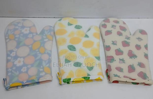 Silicone Insulated Oven Gloves Now Available - thumbnail 3