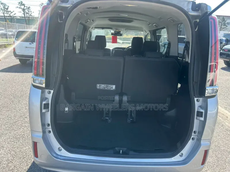 Toyota Noah 2019 Silver