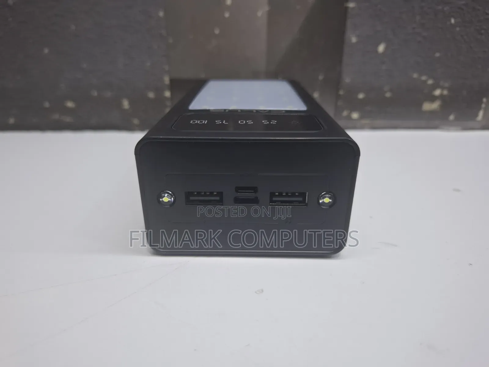 The Calus Firefly P-377 Is a Heavy-Duty 30,000mah Portable Power Bank