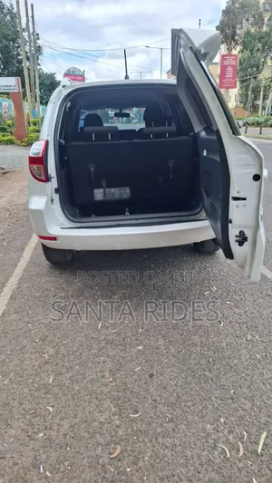 Toyota Vanguard 2011 White