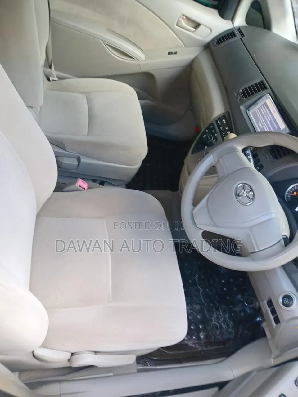Toyota ISIS 2014 Black
