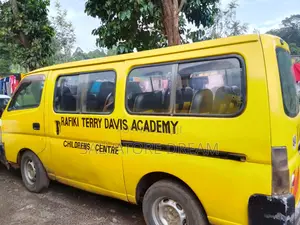 Nissan Caravan (Urvan) 2016 Yellow