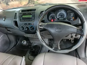 Toyota Hilux 2011 White