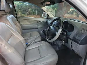 Toyota Hilux 2011 White
