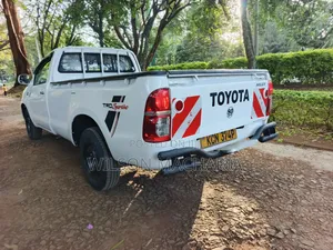 Toyota Hilux 2011 White