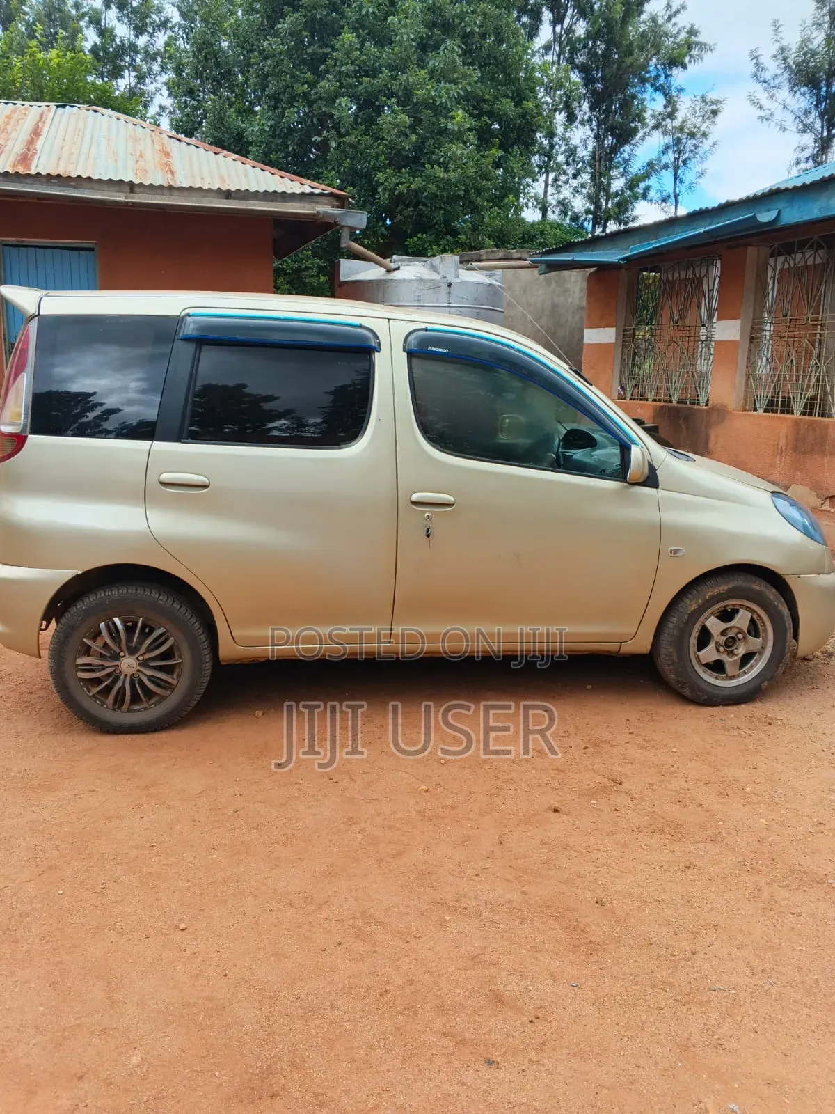 Toyota Fun Cargo 2009 Gold