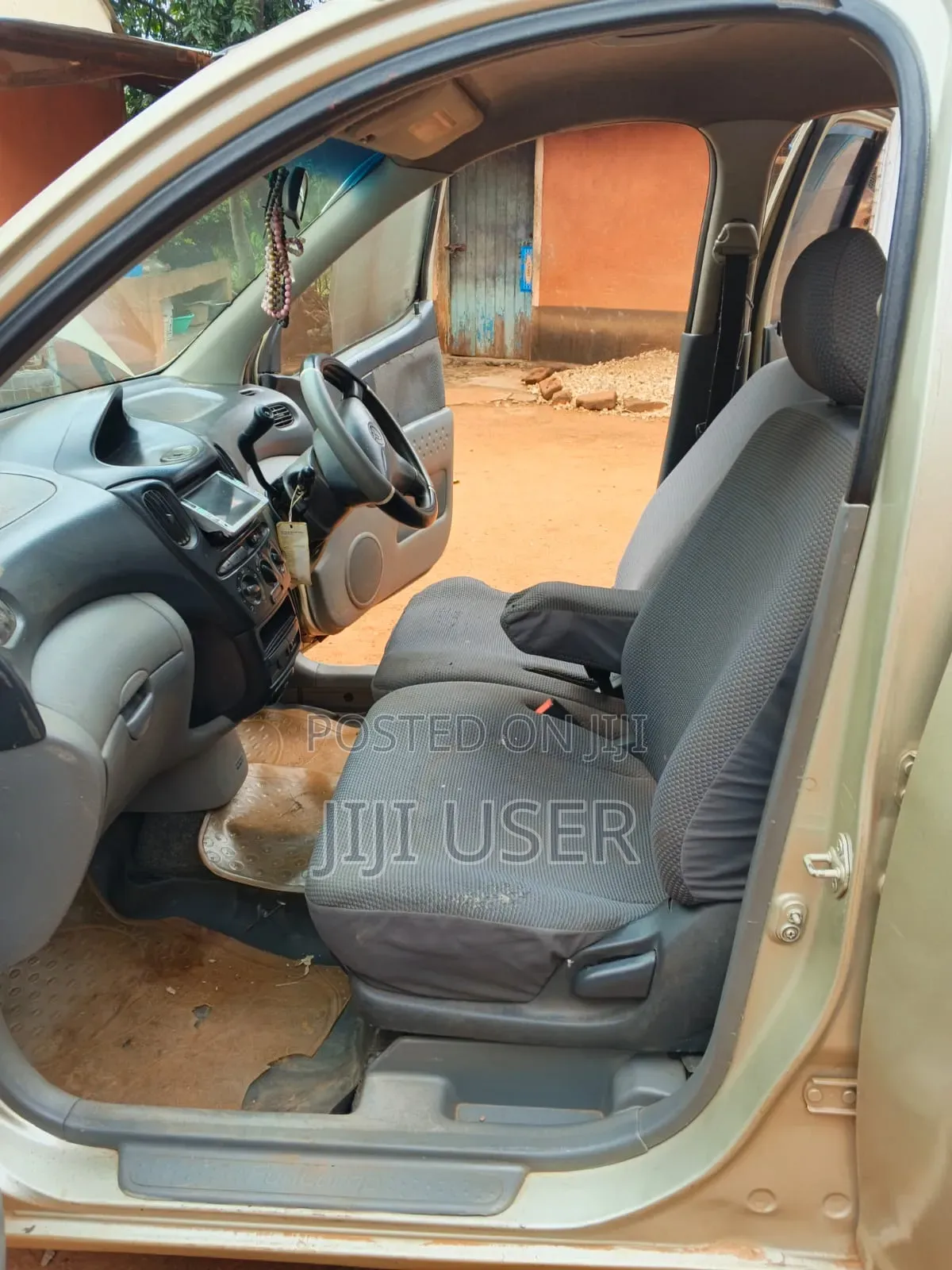 Toyota Fun Cargo 2009 Gold