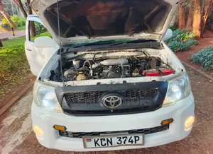 Toyota Hilux 2011 White