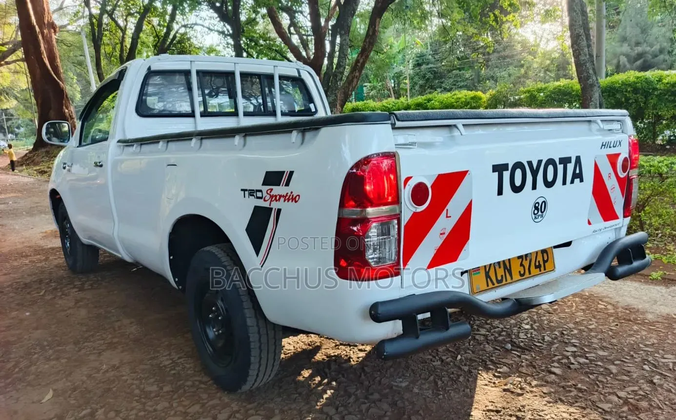 Toyota Hilux 2011 White
