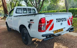 Toyota Hilux 2011 White