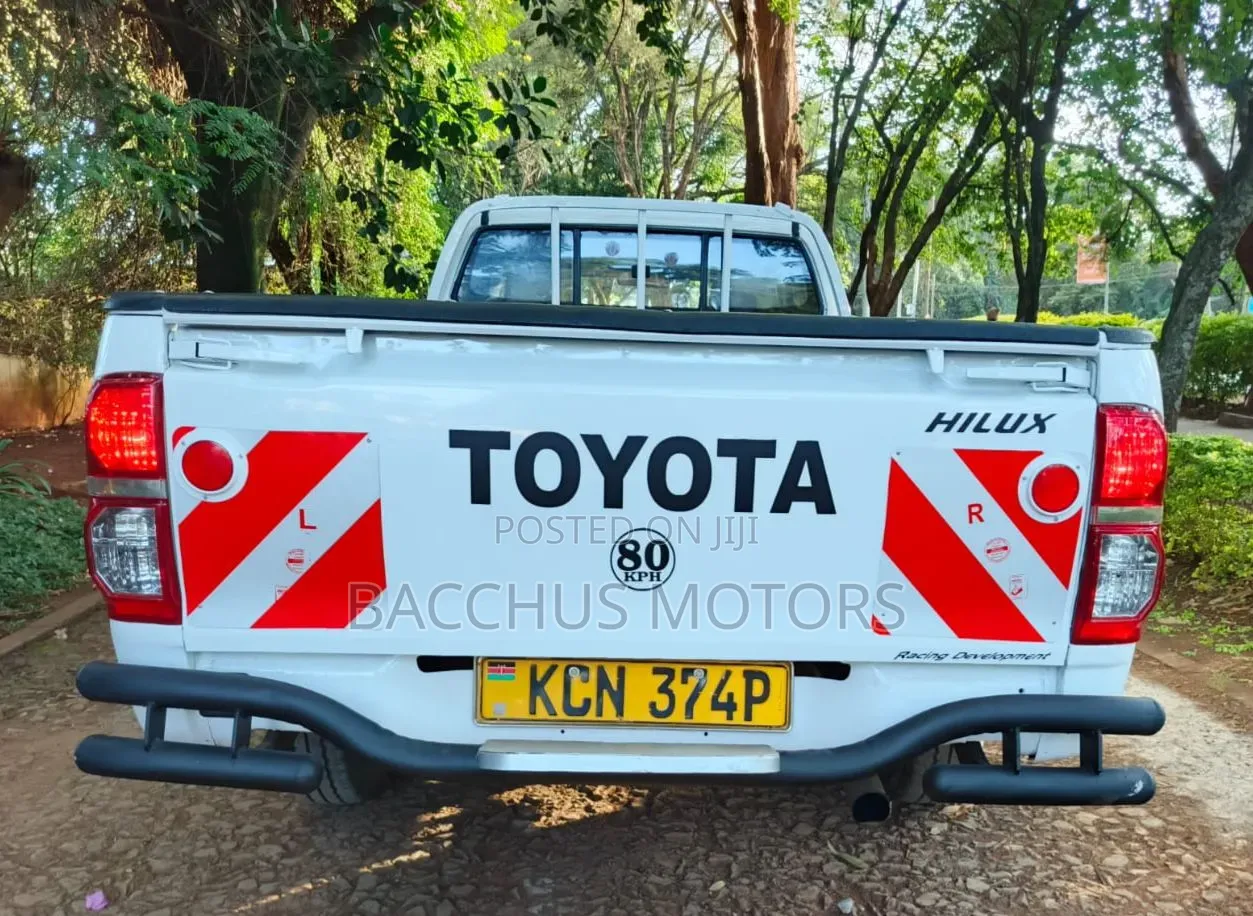 Toyota Hilux 2011 White