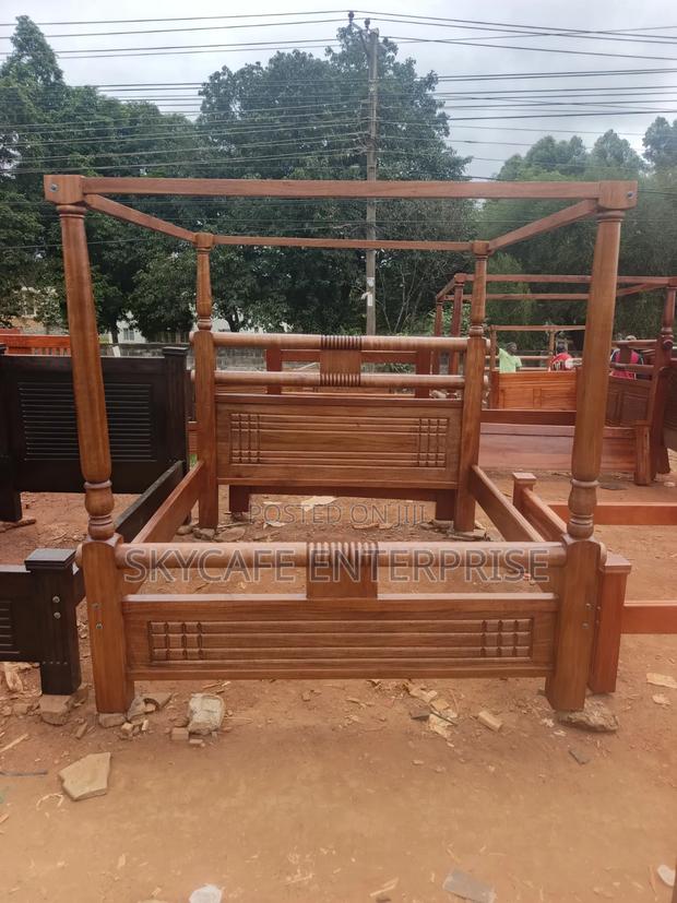 Modern Poster Bed (King Size)