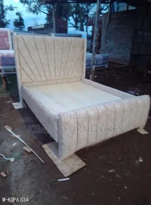 5x6 Lined Tufted Chester Bed