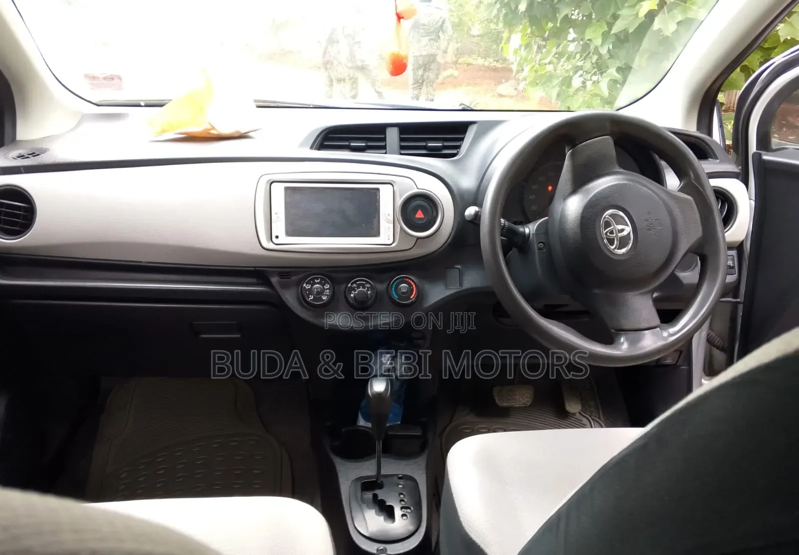 Toyota Vitz 2014 Silver