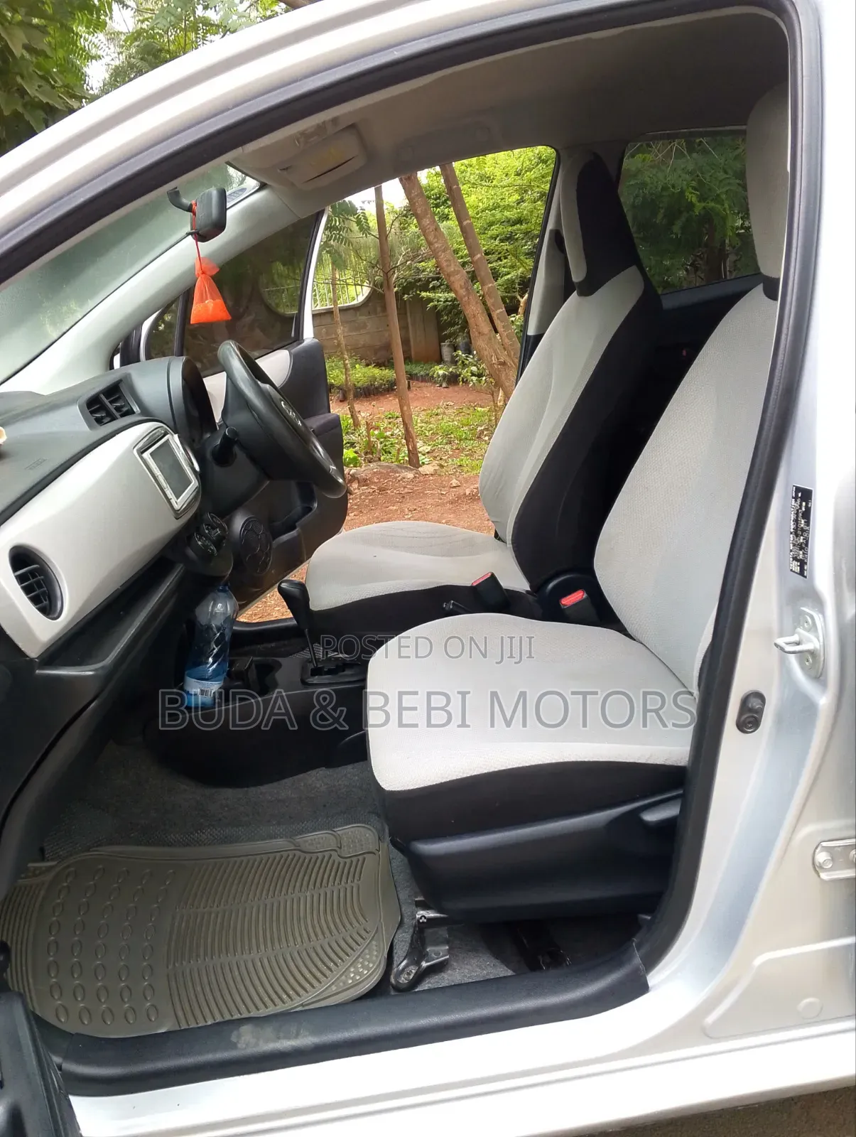Toyota Vitz 2014 Silver