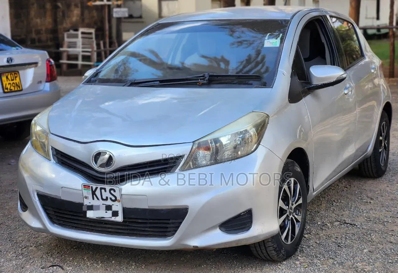 Toyota Vitz 2012 Silver