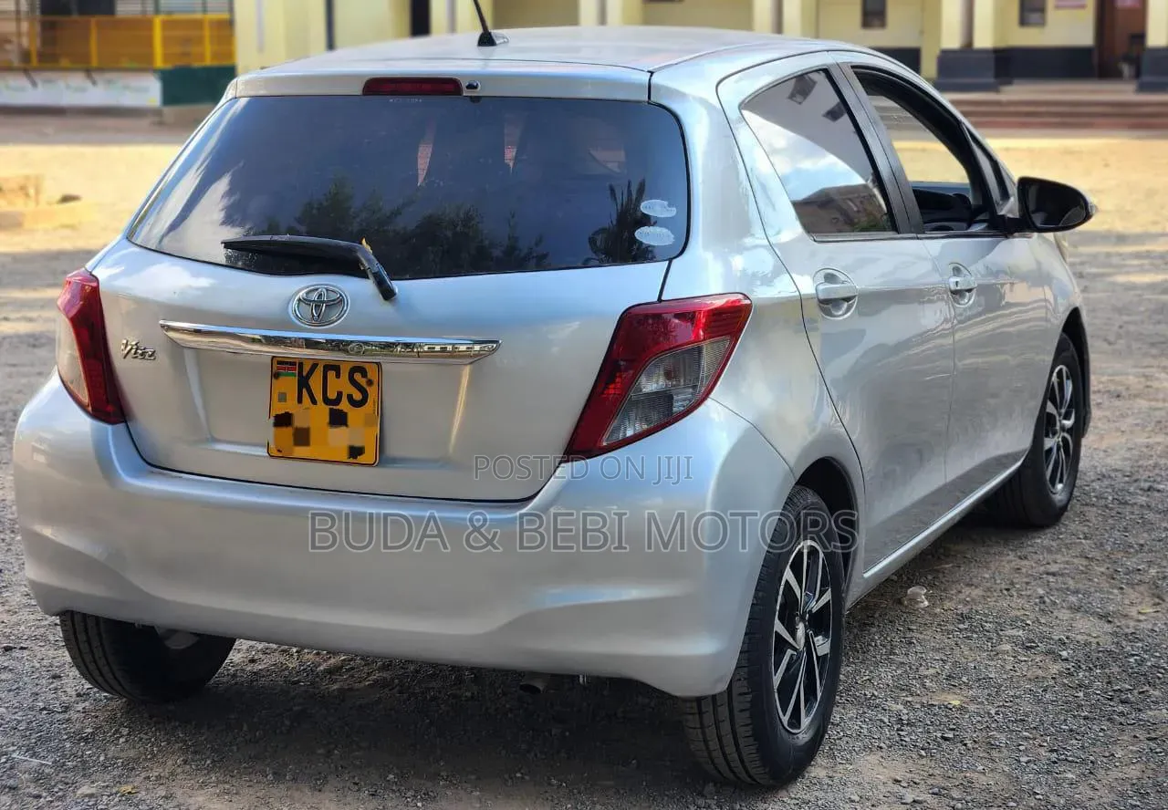 Toyota Vitz 2012 Silver