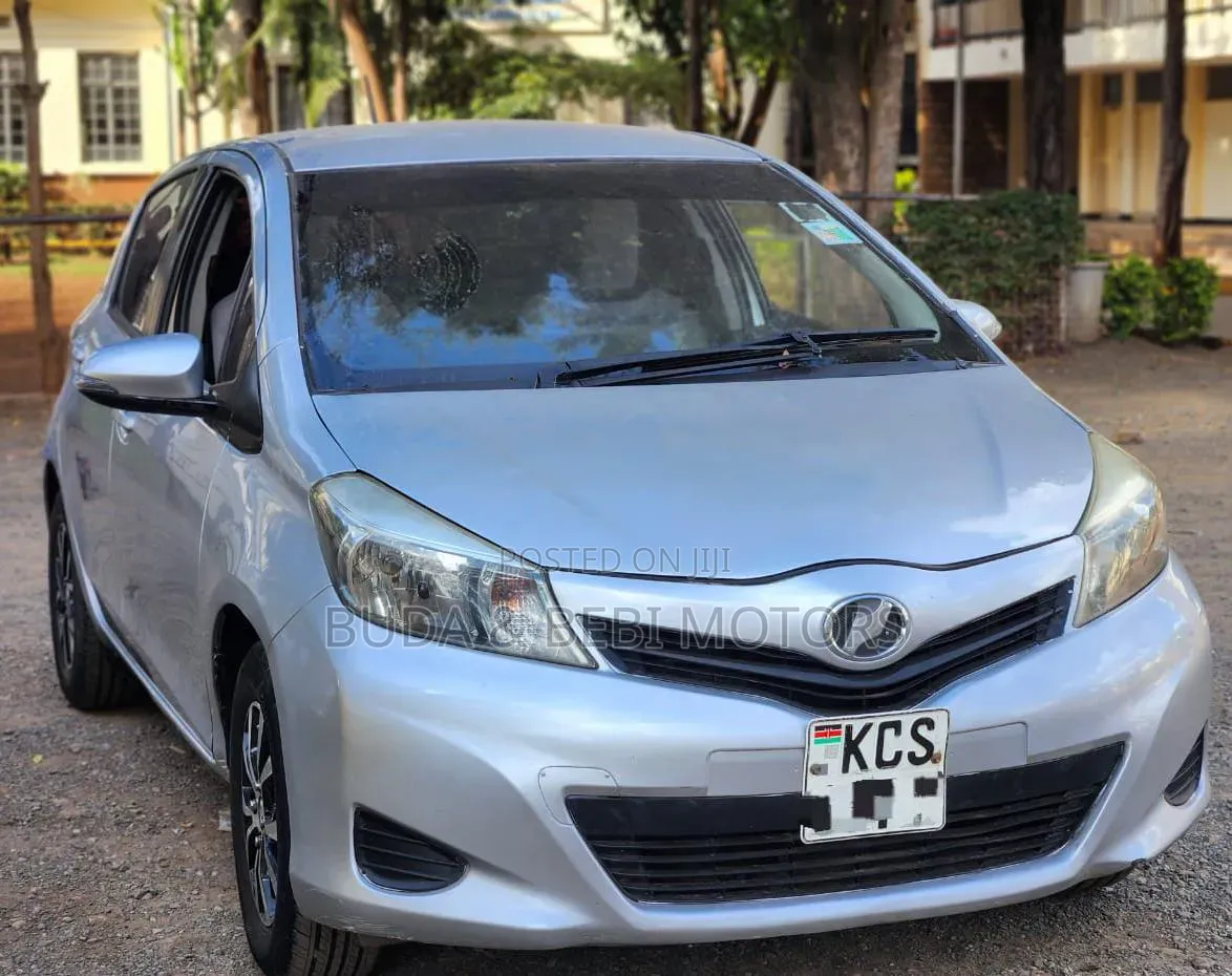 Toyota Vitz 2012 Silver