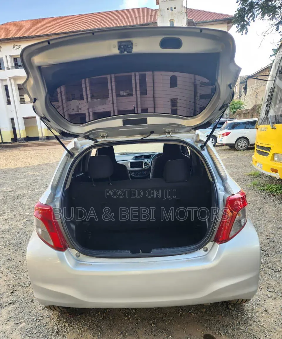 Toyota Vitz 2012 Silver