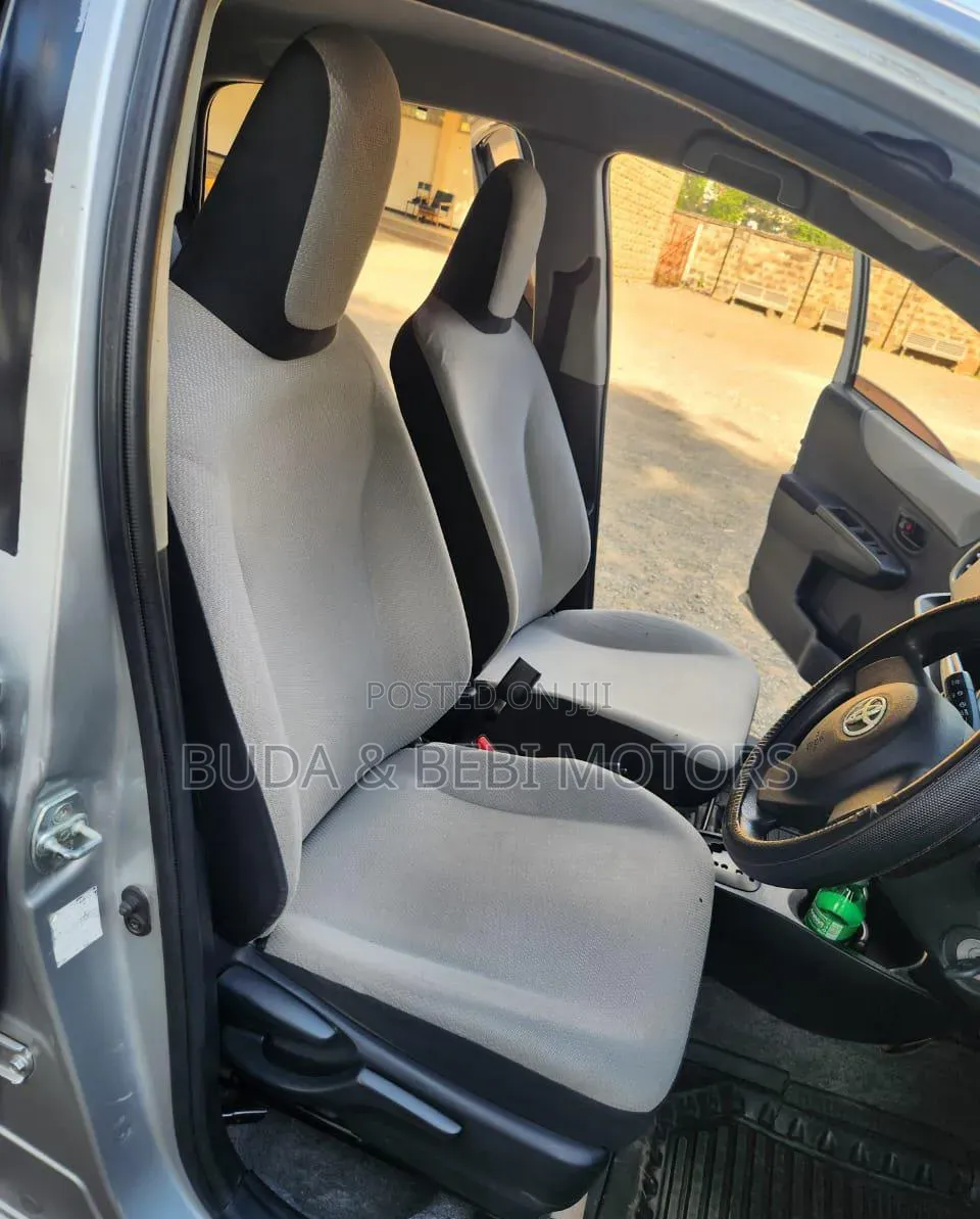 Toyota Vitz 2012 Silver