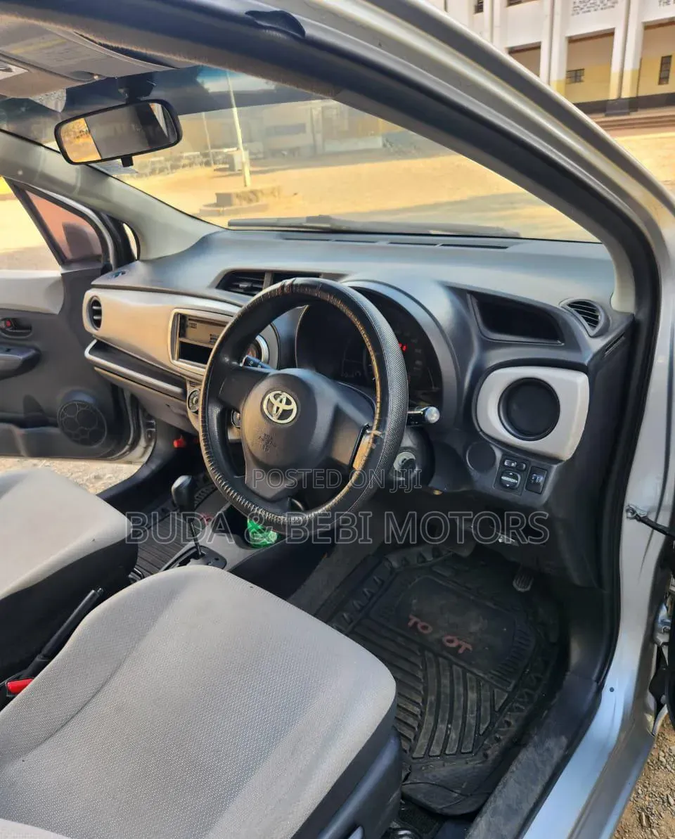 Toyota Vitz 2012 Silver