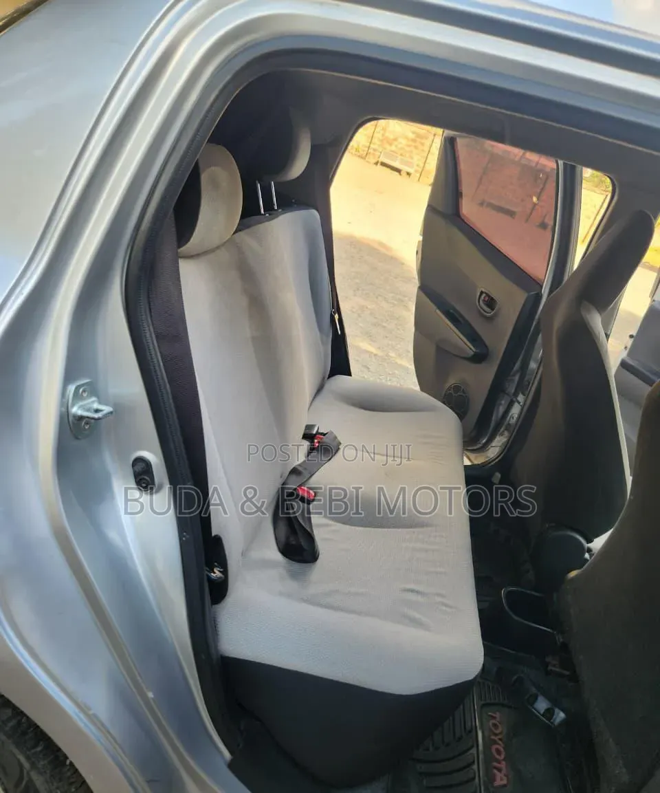 Toyota Vitz 2012 Silver