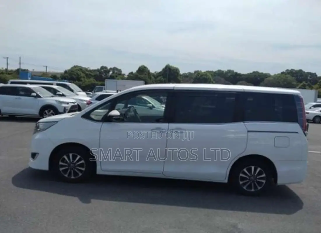 Toyota Esquire 2.0 FWD (7 seater) 2018 White