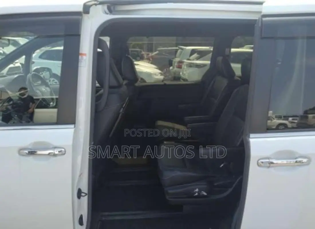 Toyota Esquire 2.0 FWD (7 seater) 2018 White