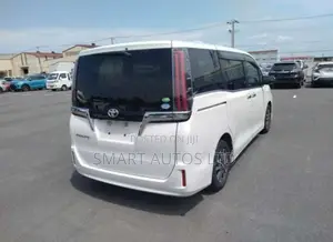 Toyota Esquire 2.0 FWD (7 seater) 2018 White