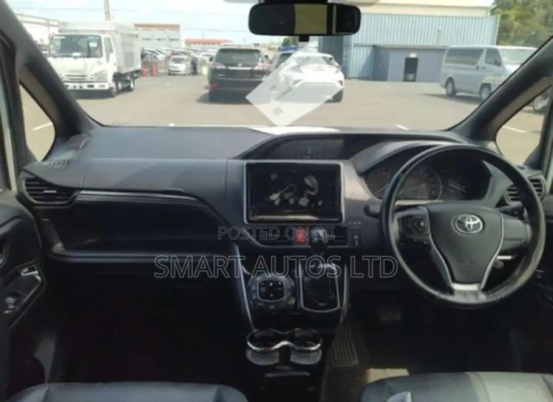 Toyota Esquire 2.0 FWD (7 seater) 2018 White