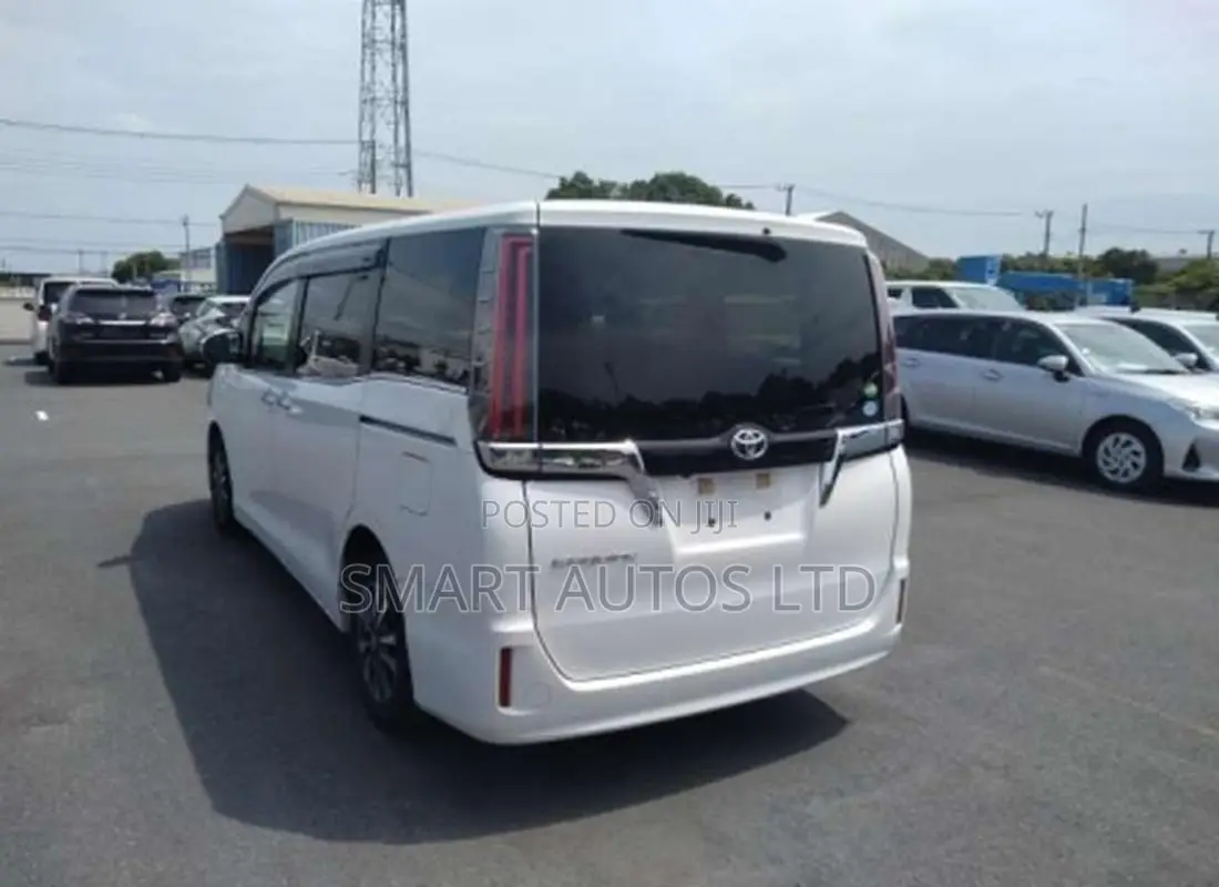 Toyota Esquire 2.0 FWD (7 seater) 2018 White