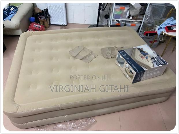 Inflatable Queen Size Airbed Mattress With in Built Pump and 2 Pillows - thumbnail 2