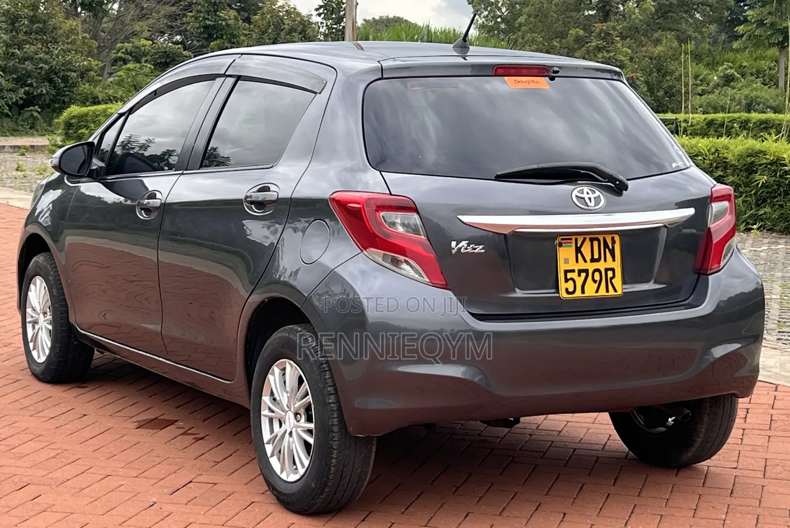 Toyota Vitz 1.3 FWD 5dr 2016 Gray