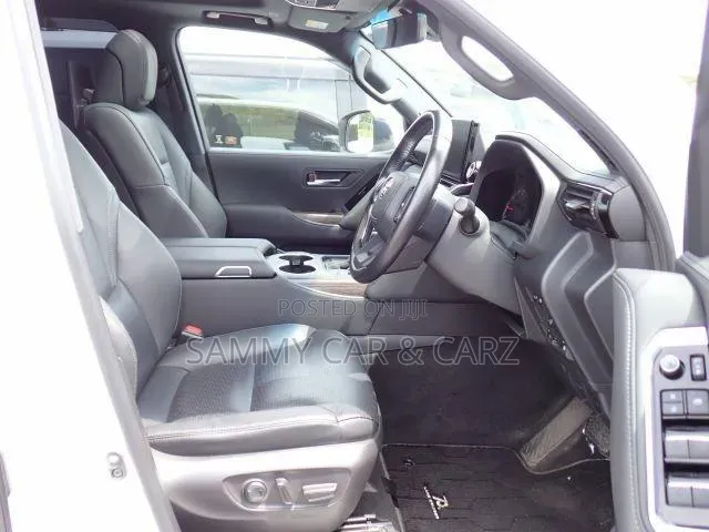 Toyota Land Cruiser 2022 White