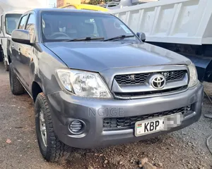 Toyota Hilux 2011 Gray