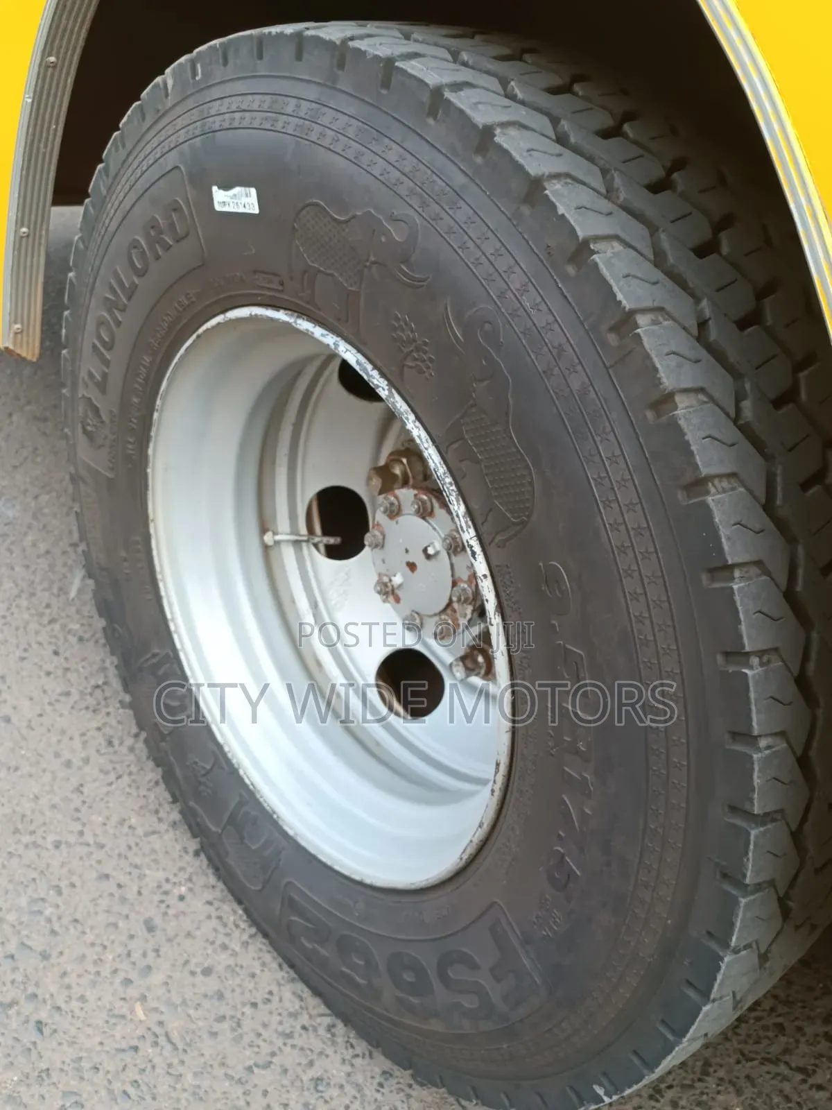 Isuzu NQR 2013 Yellow