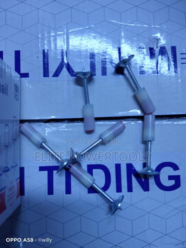 Rivet Nail / Manual Nails