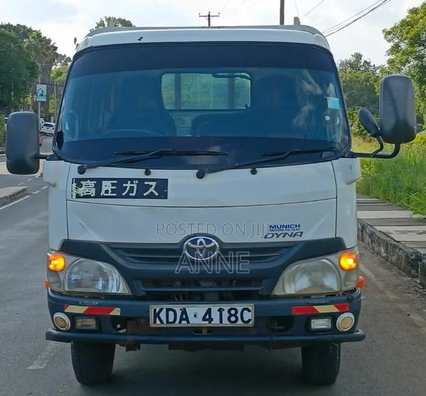 Toyota Dyna 2013 White - thumbnail 2