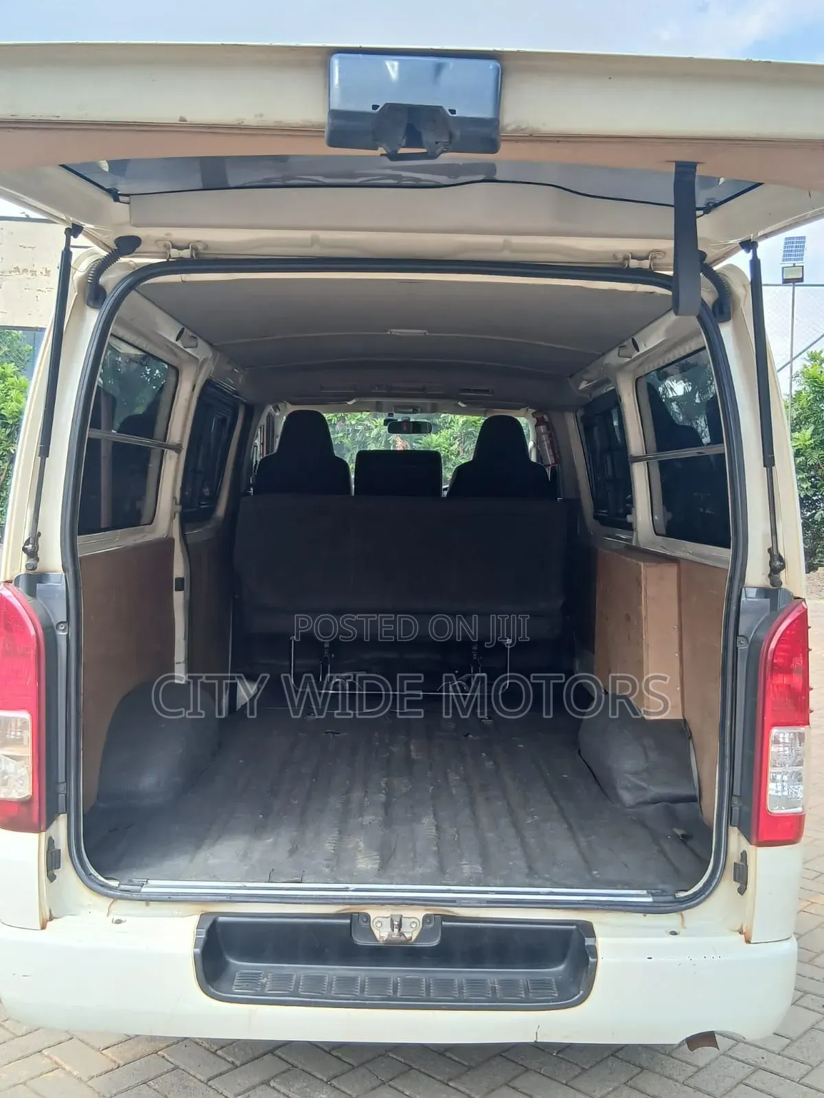 Toyota HiAce 2014 White
