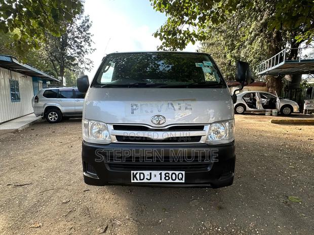 Toyota HiAce 2015 Silver - thumbnail 2