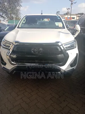 Toyota Hilux 2021 White