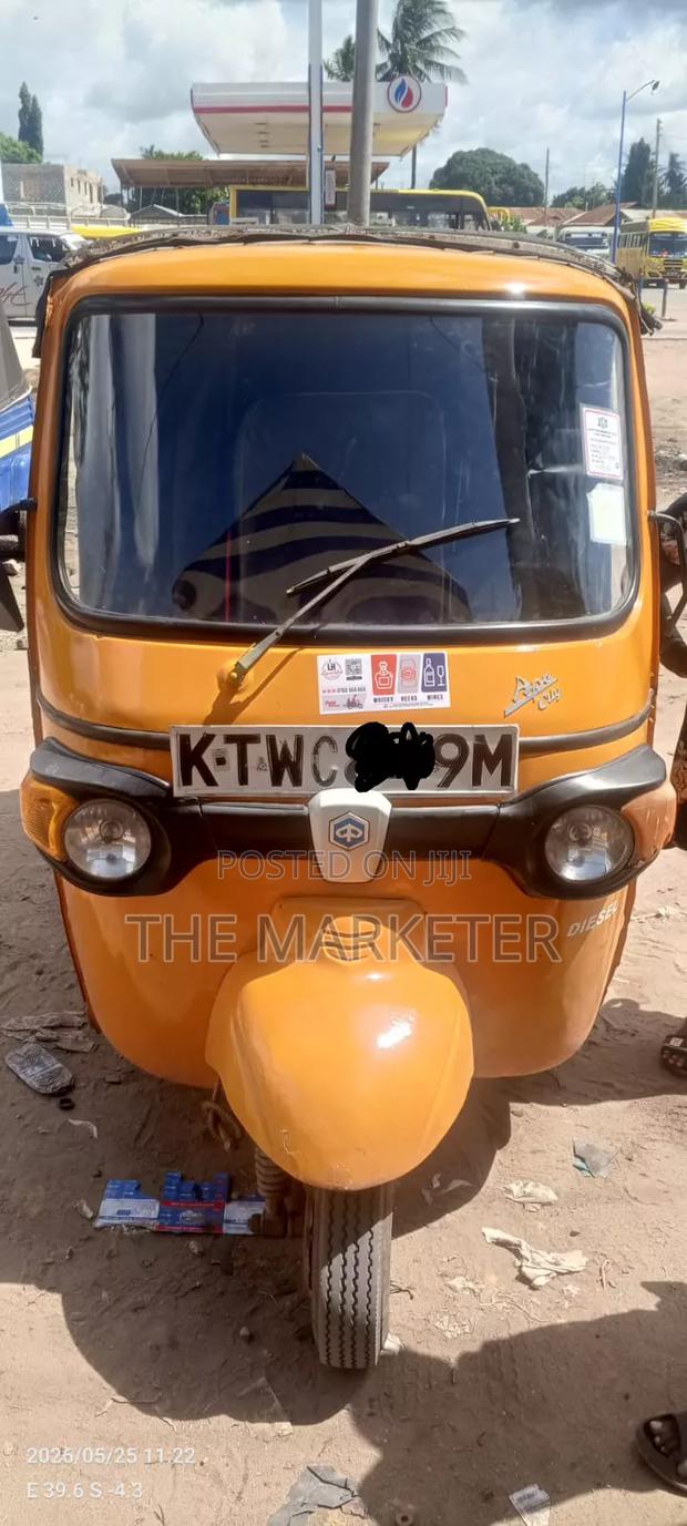 Piaggio 2020 Yellow