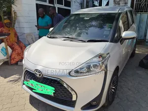 Toyota Sienta 2019 Silver